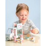 RODZINA KOTKÓW KITTY wóz z mlecznymi koktajlami i lodami drewniane figurki z akcesoriami i autkiem Tender Leaf Toys 3+