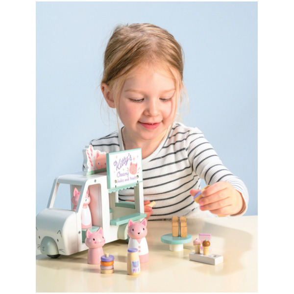 RODZINA KOTKÓW KITTY wóz z mlecznymi koktajlami i lodami drewniane figurki z akcesoriami i autkiem Tender Leaf Toys 3+