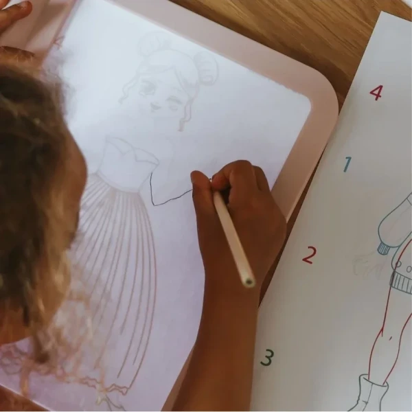 MODA podświetlany tablet rysunkowy do nauki pisania i rysowania KIDYDRAW-PRO - różowy Fashion Kidywolf 5+