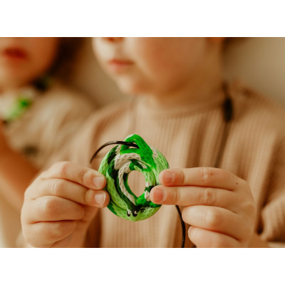 LEŚNY WĄŻ sensoryczny wisiorek silikonowy gryzak terapeutyczny antystresowy naszyjnik Jellystone 3+