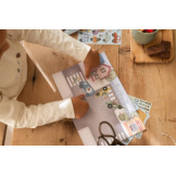 NA ULICY miasto książeczka z naklejkami 90 szt. Jim & Friends Little Dutch 3+