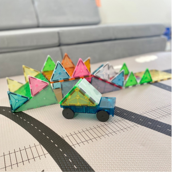 GRAND PRIX klocki magnetyczne zestaw 50 el. autka Magna-Tiles 3+