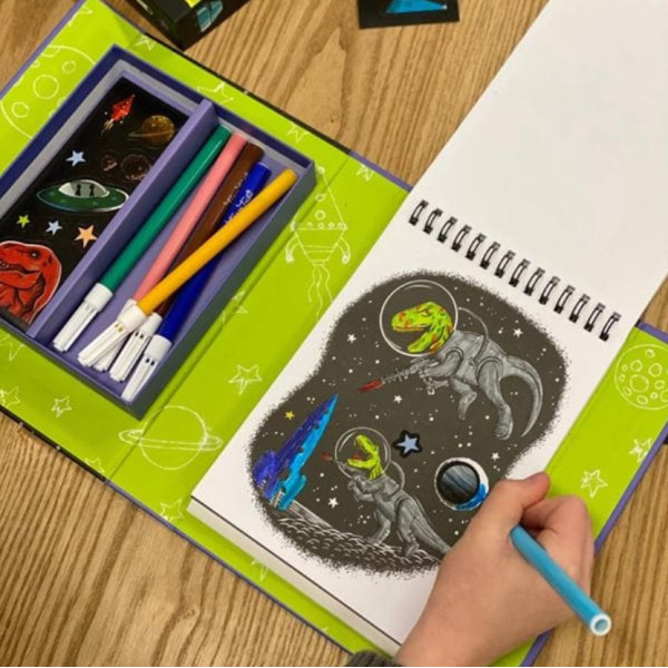 DINOZAURY W KOSMOSIE kolorowanka z pisakami zestaw kreatywyny podróżny Tiger Tribe 4+
