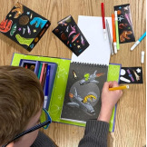 DINOZAURY W KOSMOSIE kolorowanka z pisakami zestaw kreatywyny podróżny Tiger Tribe 4+