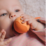 SAŁATKA OWOCOWA kauczukowe piłeczki sensoryczne dla niemowląt Hevea Oli and Carol 0+