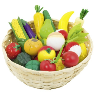 Drewniane warzywa i owoce w koszyczku