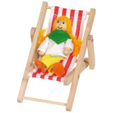 Drewniany leżaczek dla lalek na plażę