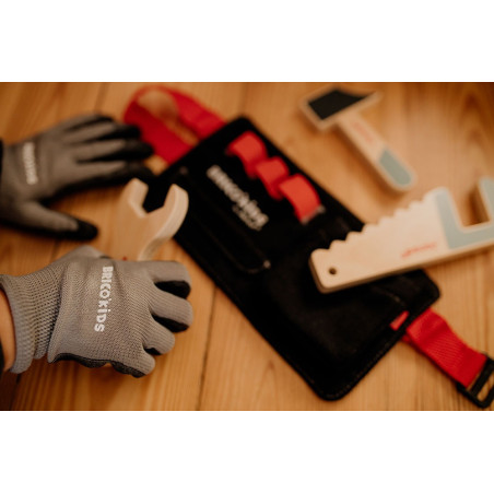 PAS z drewnianymi narzędziami i rękawicami roboczymi Brico'kids