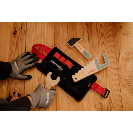 PAS z drewnianymi narzędziami i rękawicami roboczymi Brico'kids