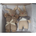 ZESTAW Z BAWEŁNY ORGANICZNEJ grzechotka i kocyk przytulanka w ozdobnym pudełku Taupe Bunny